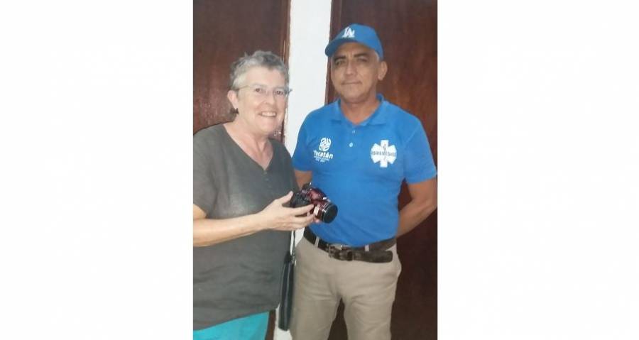 Empleado de Cultur devuelve cámara que turista belga perdió en Uxmal