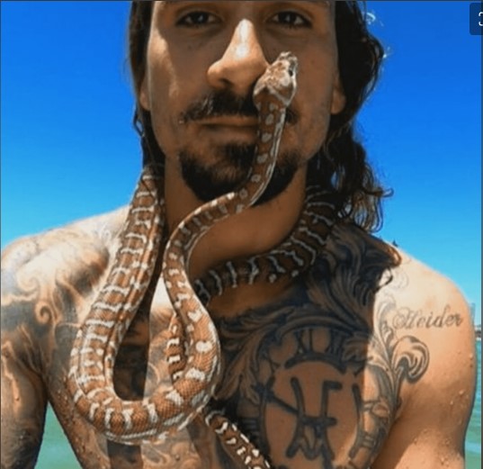 Hombre recibe multa por practicar surf con una serpiente en Australia