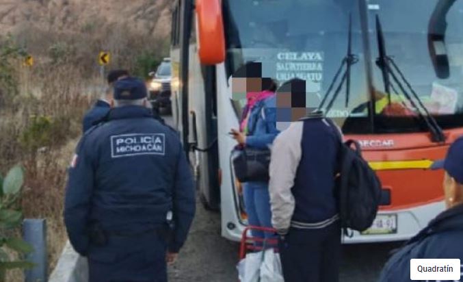 Pasajeros de autobús golpean a asaltantes en Copándaro