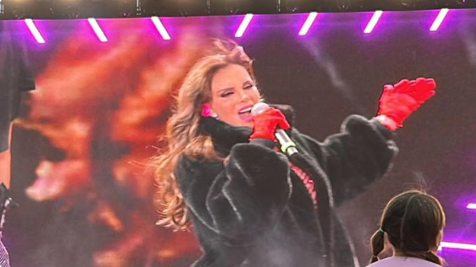 Lucía Méndez sorprende al cantar con María José en el Tecate Emblema