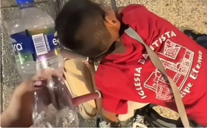 Niño intenta extorsionar a turista en Reforma
