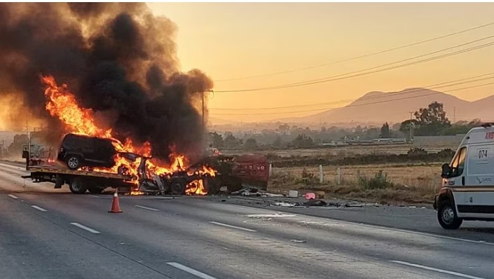 Se impactan e incendian 3 autos en la México-Querétaro