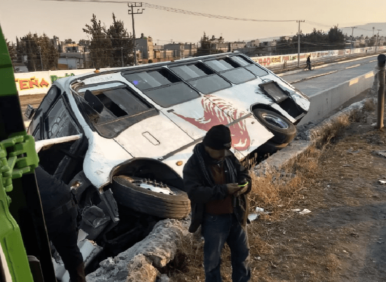 Vuelca camión de pasajeros dejando a varios heridos en la México-Pachuca