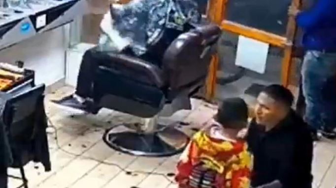 (VIDEO) Edomex: Ladrones amenazan a menor de edad en barbería