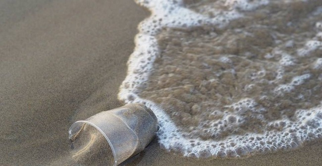 Mujer sobrevive a base de dulces por 2 días perdida en el mar