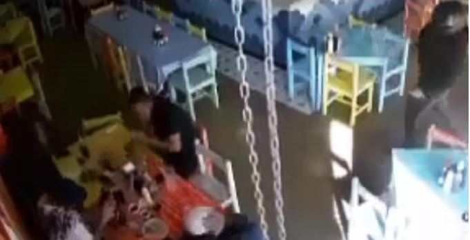 Dueño de restaurante de mariscos es asesinado a balazos en su negocio