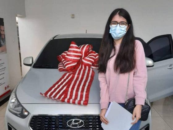 Joven presume su carro nuevo y ¡lo choca una hora después!