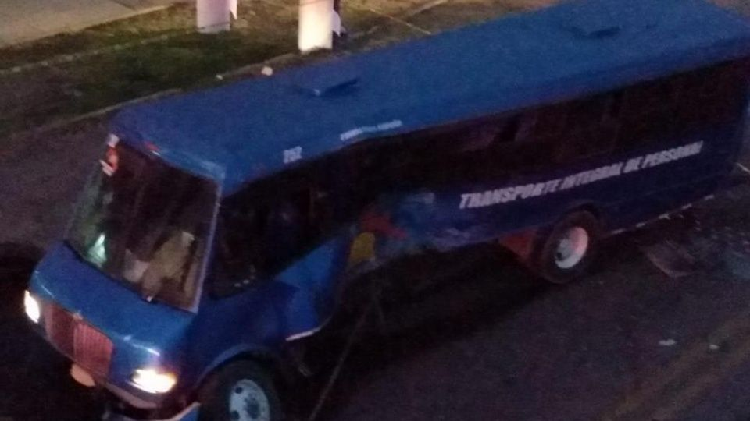 Un muerto y 4 heridos deja choque de tráiler y camión en Aguascalientes