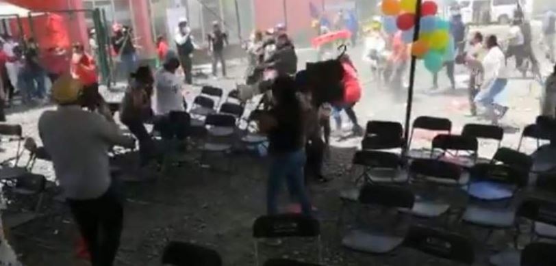 VIDEO: Morenistas y priistas se agarran a golpes y empujones en Edomex