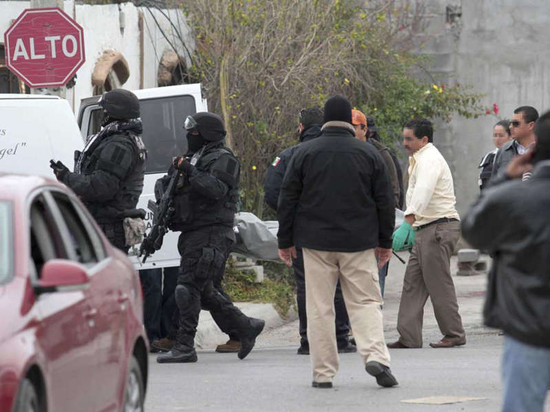 Salió de su trabajo y lo hallan muerto junto a un auto