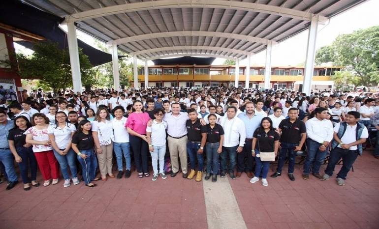 Entrega Ayuntamiento de Mérida techumbre al CBTis 120