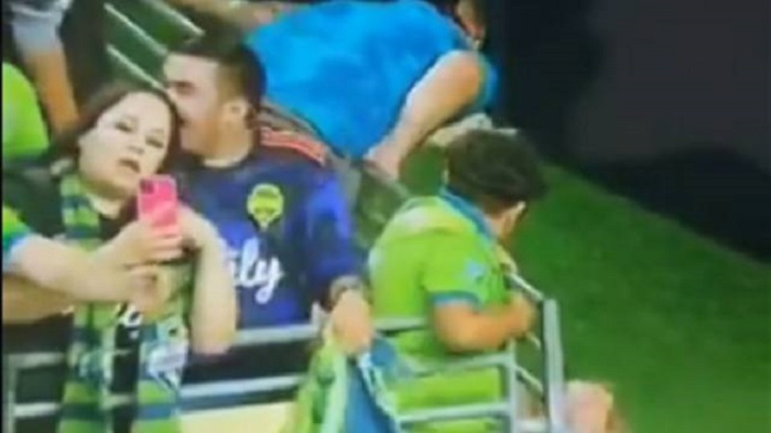 (VIDEO) Miguel Herrera encara a un fan tras eliminación de Tigres