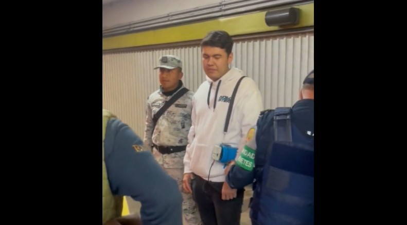 (Vídeo) La represión: Joven es detenido por protestar contra la militarización en el Metro