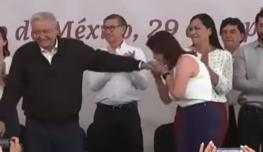 (VÍDEO) Alcaldesa morenista: "Volvería a besar la mano de AMLO... Es costumbre de México"