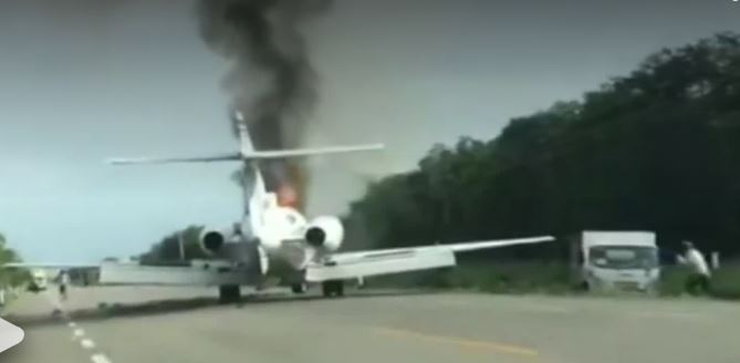 Aeronave se incendia tras aterrizar en carretera de Q. Roo, podría ser de narcos