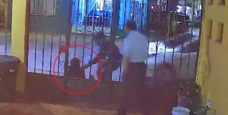 (Video) La secuestran en SLP cuando platicaba con su vecino que no la defiende