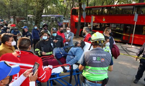 Fuerte choque de camión contra Metrobús dejó 89 lesionados en CDMX