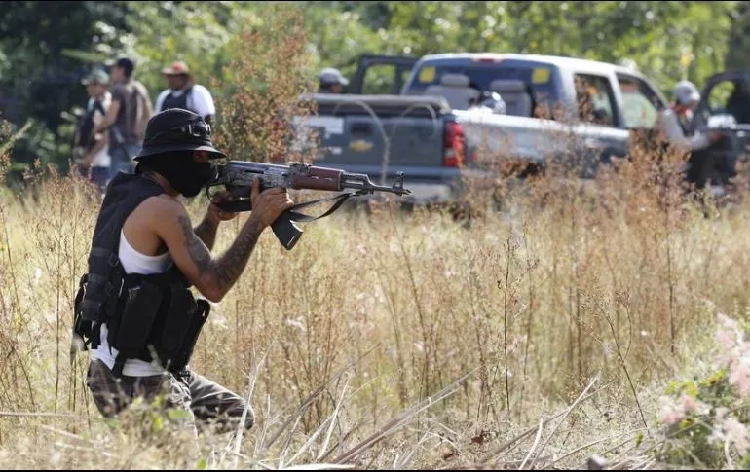 Comando armado ataca a policías en  Michoacán