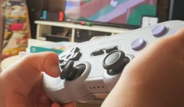 Joven sufre derrame tras mucho tiempo en videojuegos por cuarentena