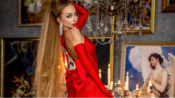 Alona, la rapunzel de carne y hueso ucraniana;  hace 34 años no se corta el cabello