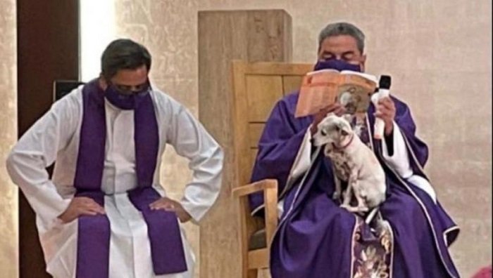 Sacerdote oficia misa junto a su perrita en Torreón
