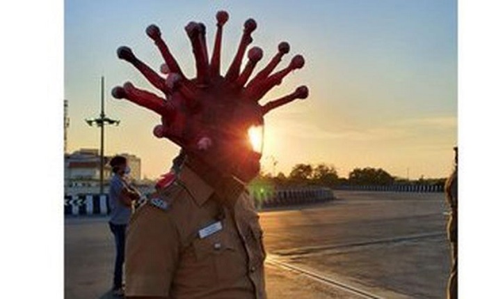 (VIDEO) Policías utilizan cascos con forma de coronavirus para hacer conciencia