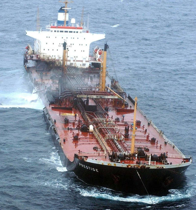 China: Choque entre petrolero y buque causa derrame de 400 toneladas de crudo