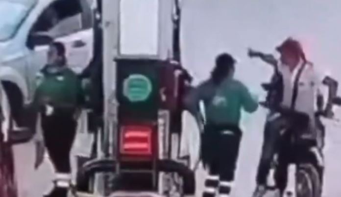 VIDEO: Despachadora de gasolina rocía con combustible a asaltantes