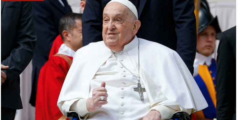 El Papa saluda a fieles en San Pedro durante Domingo de Ramos