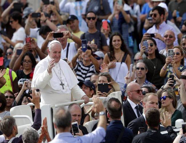Papa analiza permitir el ordenamiento de sacerdotes casados
