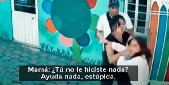 (VÍDEO) Padres estropean a maestra, sólo porque el alumno dijo que era "mala"