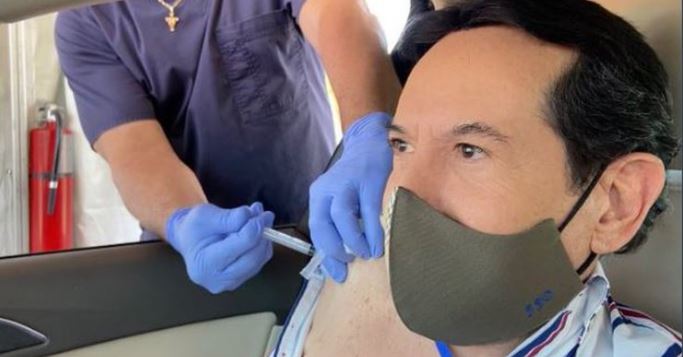 El alcalde de Miami enfurece contra Pepillo Origel por vacunarse ahí  2 veces
