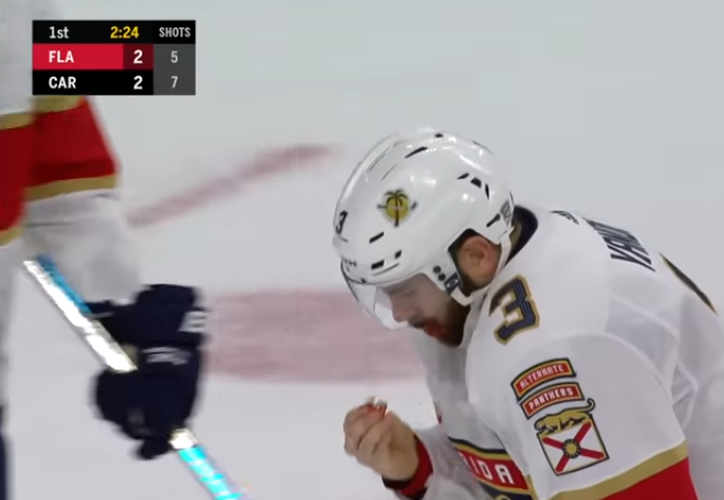 (VIDEO) Jugador de hockey pierde nueve dientes tras impacto