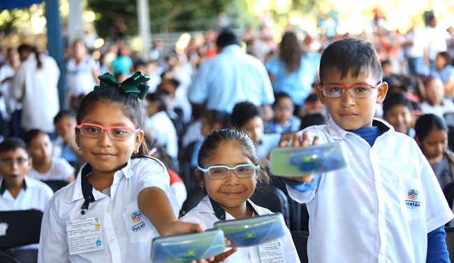 Más niños y jóvenes de Yucatán se benefician con lentes gratuitos