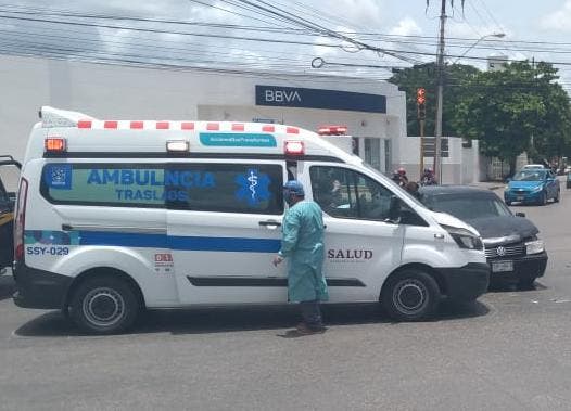 Mérida: Ambulancia llevaba a una embarazada y choca... sin lesionados