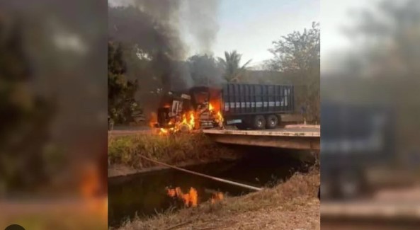 Bloquean carreteras con vehículos incendiados en Jalisco