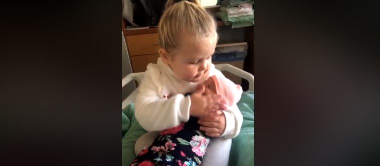 (VÍDEO) Tierna reacción de una niña al conocer a su hermanita recién nacida