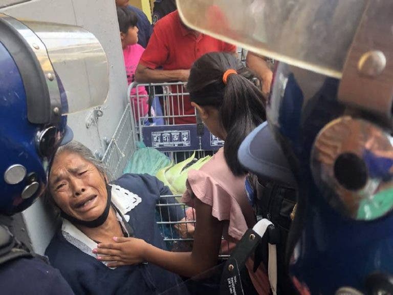 Con lujo de violencia, policías arrebatan mercancía a abuelita en CDMX