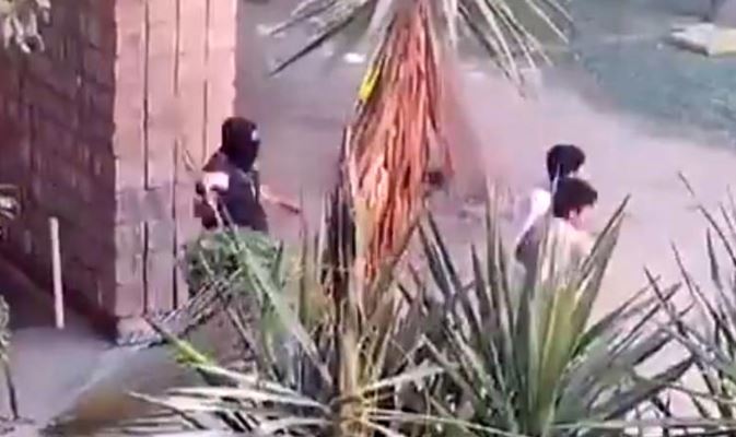 Sinaloa: Grupo armado entra a universidad desnuda a alumnos y los "tablean"