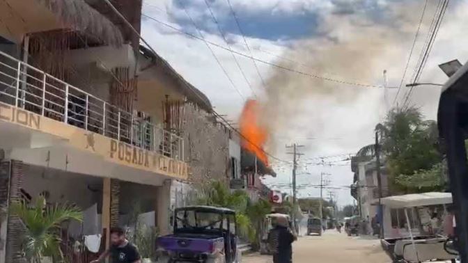 Holbox: Incendio acaba con pizzería e instalaciones de la Casa de la Cultura