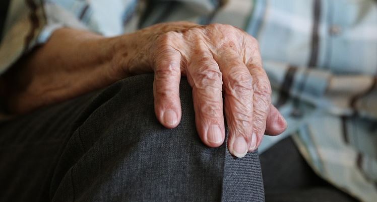 Hombre de 78 años es postrado en una cama y  no sabe para cuando lo vacunarán