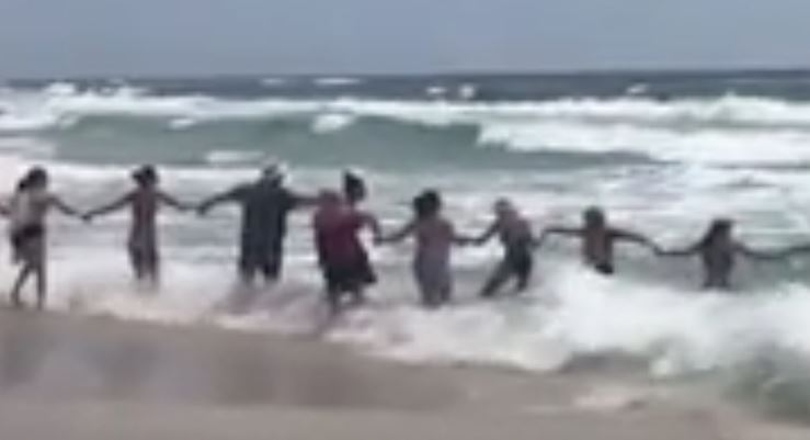(VÍDEO) Salvan a mujer de morir ahogada en playa de Florida