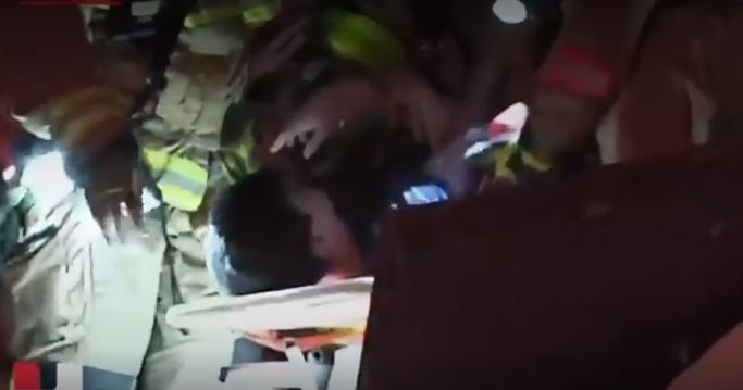 Rescatan a niño de edificio derrumbado en Miami; la madre muere