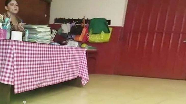 (VÍDEO) Toluca: Desíden a maestra de primaria que aventó libretas de alumnos al suelo