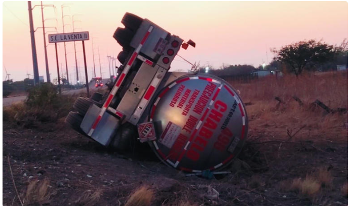 Fuertes vientos derriban una pipa que transportaba turbosina