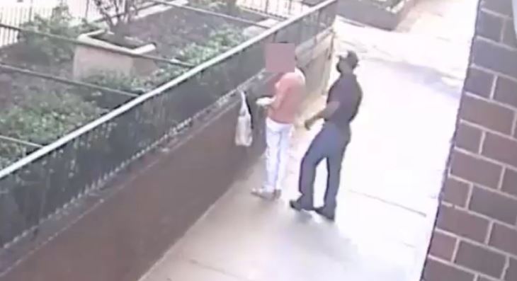 VIDEO: Ladrón aplica fuerte llave en cuello de anciana para robarle su bolso