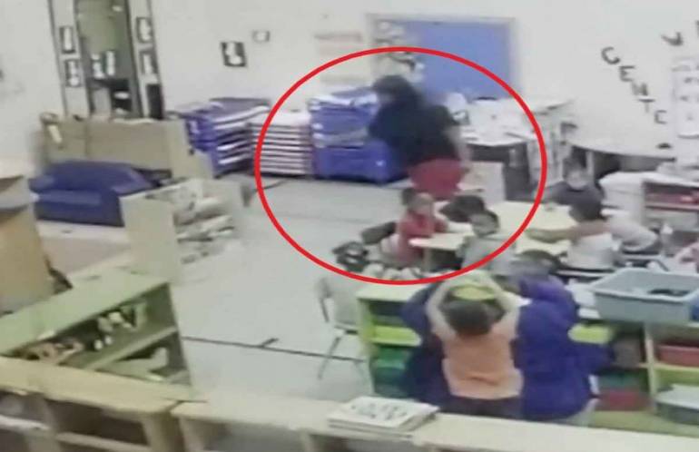 Maestra de kínder avienta brutalmente a niña contra el piso