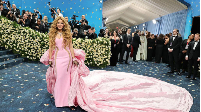 Shakira asiste a la MET Gala 2025, pero un error de vestuario opacó su lujoso vestido