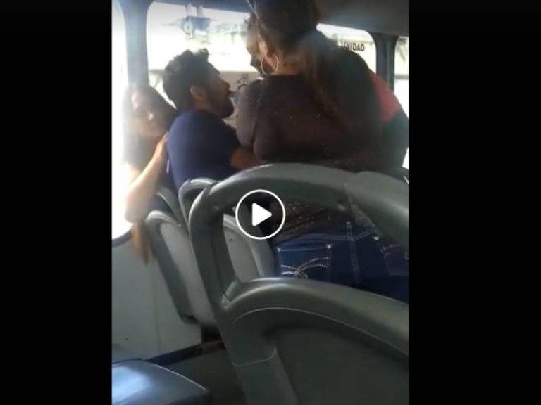 (VIDEO) Esposa y suegra lo cachan con la otra en un camión