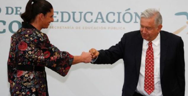 AMLO respalda a Ana Guevara y le 'cuelga la medalla de bronce'